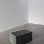 Giovanni Anselmo Verso oltremare, 1984 pietra, cavo d'acciaio, nodo scorsoio, oltremare 300 × 140 × 4 cm