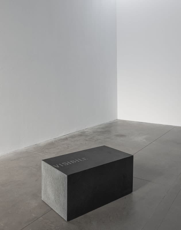 Giovanni Anselmo Verso oltremare, 1984 pietra, cavo d'acciaio, nodo scorsoio, oltremare 300 × 140 × 4 cm